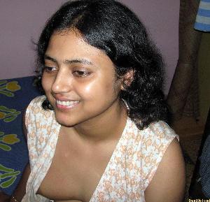 Abitha Aunty_75.jpg Cute Abitha Aunty Saree Candid Panties and Nudes